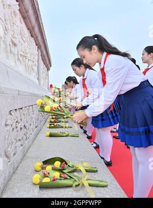 Peking, China. September 2021. Am 30. September 2021 findet auf dem Tian'anmen-Platz in Peking, der Hauptstadt Chinas, eine Zeremonie statt, bei der gefallene Nationalhelden mit Blumen geehrt werden. Kredit: Yue Yuewei/Xinhua/Alamy Live Nachrichten Stockfoto