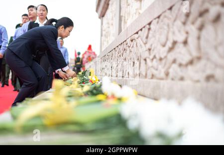 Peking, China. September 2021. Am 30. September 2021 findet auf dem Tian'anmen-Platz in Peking, der Hauptstadt Chinas, eine Zeremonie statt, bei der gefallene Nationalhelden mit Blumen geehrt werden. Quelle: Zhai Jianlan/Xinhua/Alamy Live News Stockfoto