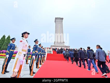 Peking, China. September 2021. Am 30. September 2021 findet auf dem Tian'anmen-Platz in Peking, der Hauptstadt Chinas, eine Zeremonie statt, bei der gefallene Nationalhelden mit Blumen geehrt werden. Kredit: Yue Yuewei/Xinhua/Alamy Live Nachrichten Stockfoto