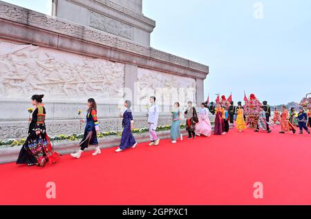 Peking, China. September 2021. Am 30. September 2021 findet auf dem Tian'anmen-Platz in Peking, der Hauptstadt Chinas, eine Zeremonie statt, bei der gefallene Nationalhelden mit Blumen geehrt werden. Kredit: Yue Yuewei/Xinhua/Alamy Live Nachrichten Stockfoto