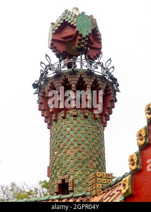 Comillas in der spanischen Provinz Kantabrien: Der Aussichtsturm auf der Grundlage eines maurischen Minaretts in Antoni Gaudis Caprice (Capricho de Gaudí) Stockfoto