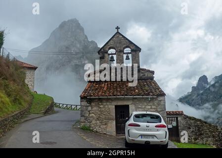 Asturien in Spanien: Die iglesia de Camarmeña oberhalb der Ruta de Cares und der Rio Cares Schlucht, aufgenommen vom Mirador Del Naranjo De Bulnes Stockfoto