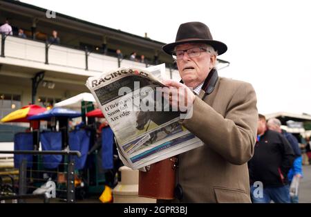 Ein Rennfahrer prüft das Formular in der Racing Post auf der Warwick Racecourse. Bilddatum: Donnerstag, 30. September 2021. Stockfoto