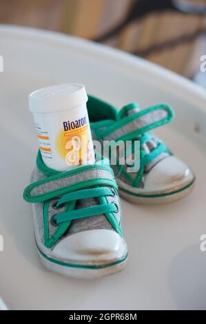 POZNAN, POLEN - 28. Apr 2018: Eine Plastikflasche mit Bioaron Vitamin D Pillen in einem kleinen Kinderschuh Stockfoto