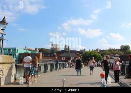 Eton und Windsor Fußgängerbrücke über die Themse in Windsor, Großbritannien Stockfoto