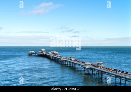 Llandudno Pier im Touristenresort in Nordwales Stockfoto