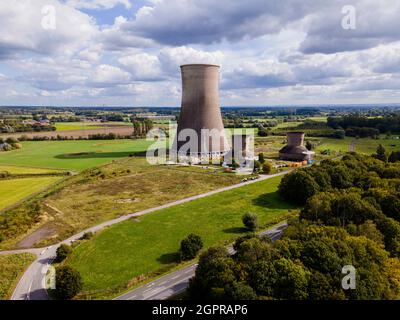 Hamm, Deutschland. September 2021. Ansicht des Kühlturms, der gesprengt werden soll. (Luftaufnahme mit Drohne) der Kraftwerksbetreiber RWE Generation lässt den 122 Meter hohen Kühlturm des Block C des stillgelegten Westfalensteinkraftwerks in Hamm-Uentrop in die Luft sprengen. 90 Kilogramm Sprengstoff werden die Betonkonstruktion bewusst zu Boden bringen. Die zugehörige Einheit C des Steinkohlekraftwerks Westfalen wurde bereits 2016 stillgelegt. Kredit: David Inderlied/dpa/Alamy Live Nachrichten Stockfoto