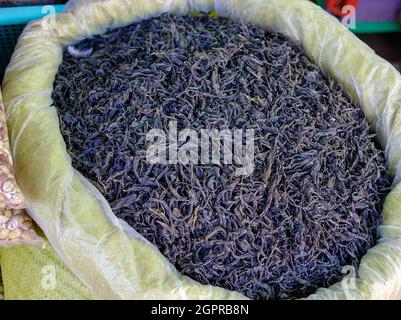 Verkauf von getrocknetem Tee auf dem ländlichen Markt von Taunggyi, Myanmar. Taunggyi ist die größte Stadt im Bundesstaat Shan und berühmt für ihre multiethnischen Märkte. Stockfoto