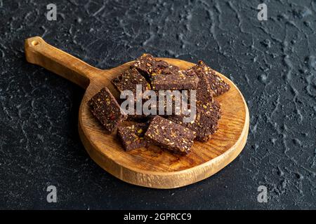 Haselnuss- und Pistazien-Kekse auf dunklem Hintergrund Stockfoto