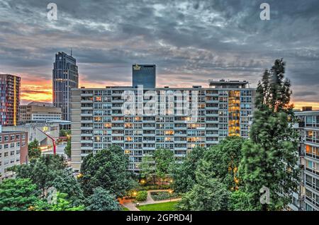 Rotterdam, Niederlande, 10. Juli 2016: Kleiner Park in Lijnbaan, umgeben von Wohngebäuden aus dem Wiederaufbau der Nachkriegszeit Stockfoto