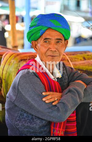 Taunggyi, Myanmar - 8. Februar 2017. Porträt eines burmesischen Mannes auf dem ländlichen Markt in Taunggyi, Myanmar. Taunggyi ist die größte Stadt im Shan State, berühmt für Stockfoto