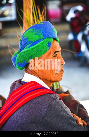 Taunggyi, Myanmar - 8. Februar 2017. Porträt eines burmesischen Mannes auf dem ländlichen Markt in Taunggyi, Myanmar. Taunggyi ist die größte Stadt im Shan State, berühmt für Stockfoto