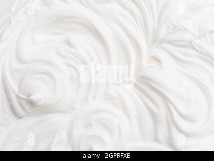 Cremige Pics in Joghurt oder Creme Oberfläche. Draufsicht. Stockfoto