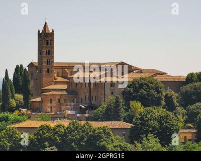 Stadtbild der Altstadt von Siena ein wunderbarer Ort in der Toskana, Italien mit seinem alten mittelalterlichen kleinen Gebäude und roten Dächern von Orto dei Tolomei aus gesehen Stockfoto