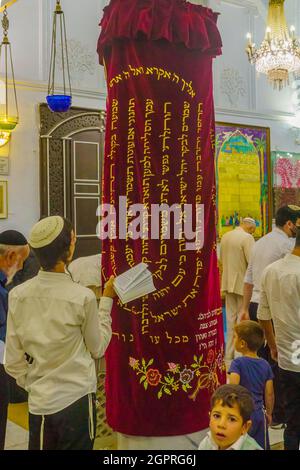 Safed, Israel - 28. September 2021: Jüdische Menschen beten, Teil der Simchat-Thora-Tradition, in der alten Synagoge von Abuhav, im jüdischen Viertel Safed (Tzfat Stockfoto