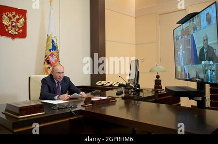 Novo-Ogaryowo, Russland. 27. September 2021. Der russische Präsident Wladimir Putin leitet ein fernes Videotreffen mit Premierminister Michail Mishustin und den stellvertretenden Ministerpräsidenten der Novo-Ogaryow-Residenz am 27. September 2021 in der Nähe von Moskau, Russland. Kredit: Alexei Druzhinin/Kremlin Pool/Alamy Live Nachrichten Stockfoto