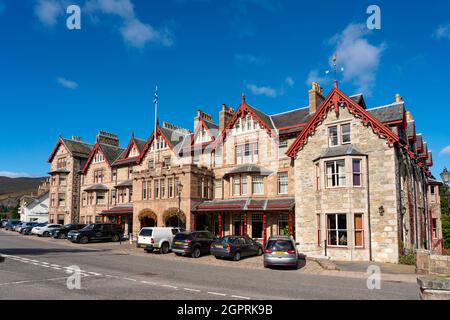 Außenansicht des exklusiven, exklusiven The Fife Arms Hotels in Braemar, Aberdeenshire, Schottland, Großbritannien Stockfoto