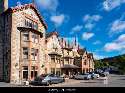 Außenansicht des exklusiven, exklusiven The Fife Arms Hotels in Braemar, Aberdeenshire, Schottland, Großbritannien Stockfoto