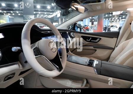 Barcelona, Spanien. September 2021. Ein Blick in einen neuen Mercedes-Benz am Stand des Unternehmens auf der Automobilausstellung. Die Fachmesse 'Automobile Barcelona' findet vom 2. Bis 10. Oktober statt. Quelle: Clara Margais/dpa/Alamy Live News Stockfoto