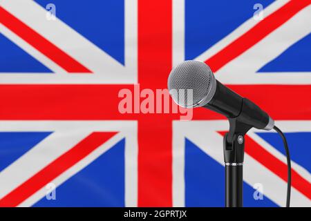 Sprechmikrofon steht gegen verschwommenes Großbritannien Flag extreme Nahaufnahme. 3d-Rendering Stockfoto