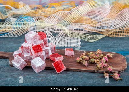 Türkischer Genuss, türkischer Genuss mit Rosengeschmack auf dem Teller. Pute Delight süßen Geschmack köstliche Momente der unverzichtbar. Stockfoto