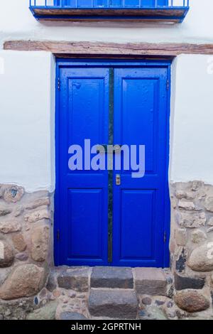 Tür eines alten Kolonialhauses in Cuzco, Peru. Stockfoto
