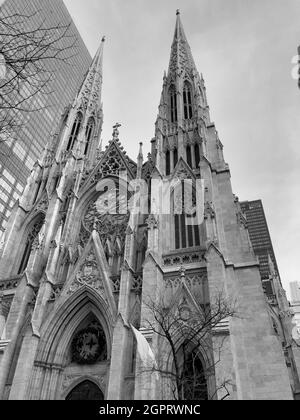Low-Angle-Aufnahme der St. Patrick's Cathedral New USA Stockfoto
