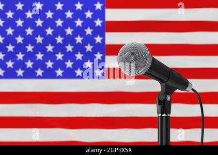 Sprechmikrofon steht gegen die unscharfe USA Flag extreme Nahaufnahme. 3d-Rendering Stockfoto