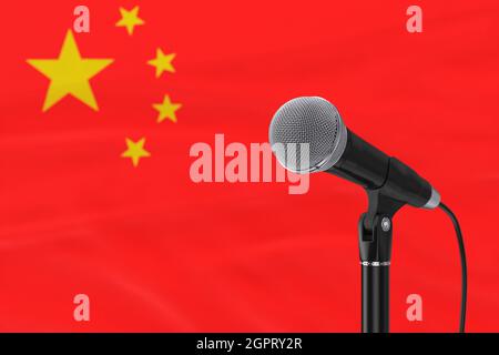 Sprechmikrofon steht gegen die unscharfe China Flag extreme Nahaufnahme. 3d-Rendering Stockfoto