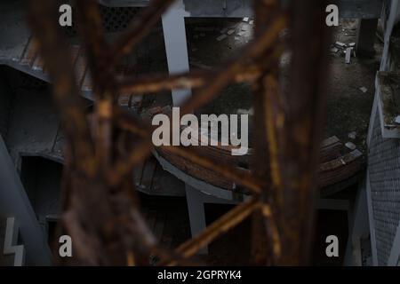 Verlassene Baustelle.Bild warf die Stahlkonstruktion.verschwommen. Hochwertige Fotos Stockfoto
