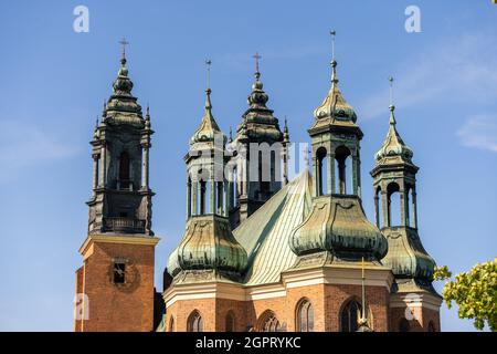 POSEN, POLEN - 05. Sep 2021: Die Spitze der Piotr i Pawel Kathedrale mit majestätischen Türmen in Polen Stockfoto