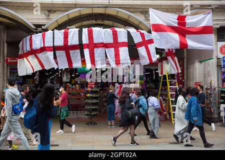 Eine Person fotografiert die Flaggen Englands, die am 10. Juli 2021 in einem Laden im Zentrum von London vor dem Fußball-Endspiel der Euro 2020 gesehen wurden. Stockfoto