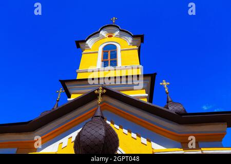 Glockenturm über der Kirche. Architekturdetails des Tipova-Klosters in Moldawien Stockfoto