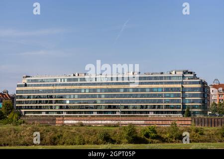 POZNAN, POLEN - 05. Sep 2021: Ein modernes Bürogebäude aus Glas mit vielen Firmen, darunter Volkswagen in Polen Stockfoto