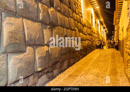 CUZCO, PERU - 23. MAI 2015: Detail von Inca's perfektem Mauerwerk. Mauer des ehemaligen Palastes von Inca Roca in Cuzco, Peru. Stockfoto