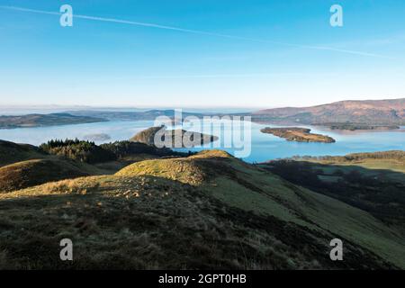 Die Inseln im Loch Lomond entlang der Highland Boundary Fault, gesehen vom Conic Hill auf dem West Highland Way, Southern Highlands of Scotland. Stockfoto