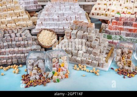 Türkische Delight Hintergrund. Erfreuen Sie sich an verschiedenen Sorten. Türkische Delight mit verschiedenen Füllungen, in einer Konditorei verkauft, stehen auf der Theke in einer Konditorei. Stockfoto