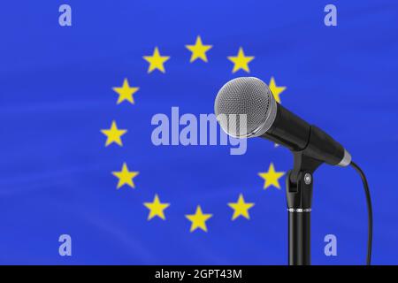 Sprechmikrofon steht gegen die verwischte Europäische Union Flagge extreme Nahaufnahme. 3d-Rendering Stockfoto