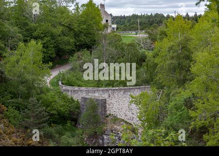 DULSIE-BRÜCKE, NAIRN, SCHOTTLAND - MAI 17 : Blick auf die Dulsie-Brücke über den Findhorn River, Schottland am 17. Mai 2011 Stockfoto