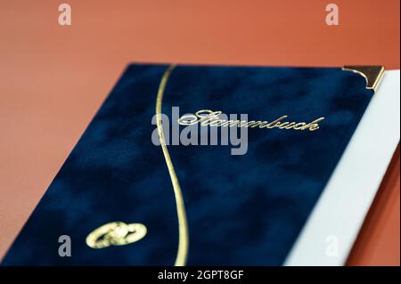 Rottweil, Deutschland. Mai 2021. Während einer standesamtlichen Trauung liegt ein genealogisches Buch auf dem Tisch. Kredit: Silas Stein/dpa/Alamy Live Nachrichten Stockfoto