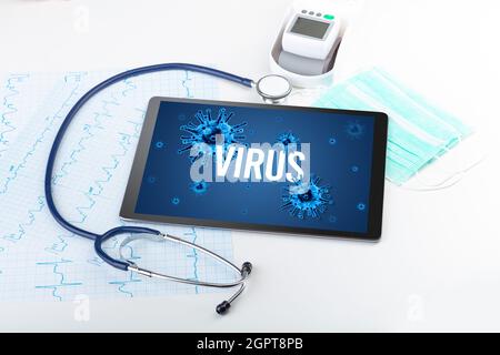 Tablet-pc und Arztgeräte auf weißer Oberfläche Stockfoto