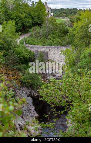 DULSIE-BRÜCKE, NAIRN, SCHOTTLAND - MAI 17 : Blick auf die Dulsie-Brücke über den Findhorn River, Schottland am 17. Mai 2011 Stockfoto