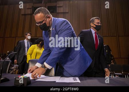 Washington, Usa. September 2021. Xavier Becerra (R), Minister für Gesundheit und menschliche Dienste, und Miguel Cardona (L), Minister für Bildung und Erziehung, bereiten sich darauf vor, während der Anhörung des Ausschusses für Gesundheit, Bildung, Arbeit und Altersversorgung des Senats über die Wiedereröffnung von Schulen während der Covid-19 auf dem Capitol Hill in Washington, DC, USA, 30. September 2021, Aussagen zu treffen. Foto von SHAWN THEW/Pool/ABACAPRESS.COM Credit: Abaca Press/Alamy Live News Stockfoto