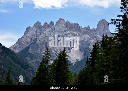 Vom See des Landro-Tals aus, im Vordergrund auf dem Cristallino di Misurina Stockfoto