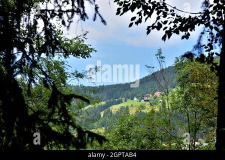 Kleine Ansammlung von Häusern an der Bergküste in der Nähe des Dorfes Moso Stockfoto