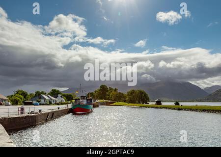 CORPACH, SCHOTTLAND, Vereinigtes Königreich - MAI 19 : Caledonischer Kanal bei Corpach in Schottland am 19. Mai 2011 Stockfoto