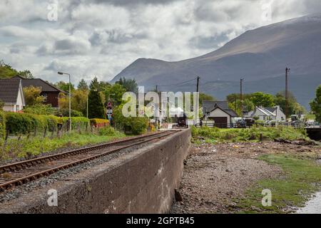 CORPACH, SCHOTTLAND, Vereinigtes Königreich - 19. MAI: Der Jakobit in der Station in Corpach in Schottland am 19. Mai 2011. Nicht identifizierte Personen Stockfoto