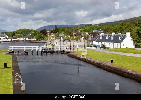 CORPACH, SCHOTTLAND, Vereinigtes Königreich - MAI 19 : Blick auf den Caledonischen Kanal bei Corpach in Schottland am 19. Mai 2011. Drei nicht identifizierte Personen Stockfoto