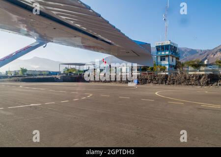 NAZCA, PERU - 31. MAI 2015: Kleines Flugzeug auf einer Landebahn von Nazca. Dieses Flugzeug fliegt ab, um Touristen über die Nazca-Linien zu bringen. Stockfoto