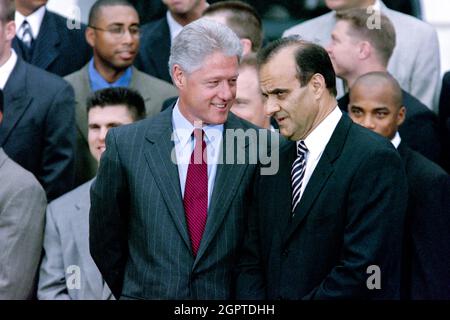Washington, DC, USA. Juni 1999. US-Präsident Bill Clinton chattet mit dem Yankees-Teamchef Joe Torre, rechts, während einer Zeremonie zu Ehren des New York Yankees-Weltmeisters 1998 auf dem South Lawn des Weißen Hauses am 10. Juni 1999 in Washington, D.C. Stockfoto